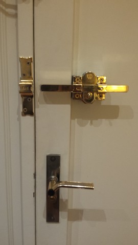 Poner cerrojo fac en puerta metalica
